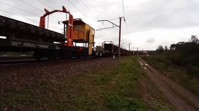 Тепловоз 2ТЭ10МК-2465 с ремонтным поездом и толкачём 2ТЭ10МК-3427 в хвосте.