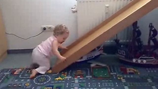 Laura Sophie auf der Rutsche смотреть онлайн