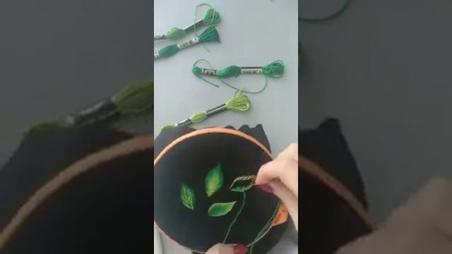 Вишиваємо гладдю листочок/ Урок 4 /художня гладь/ embroidery DIY tutorial смотреть онлайн