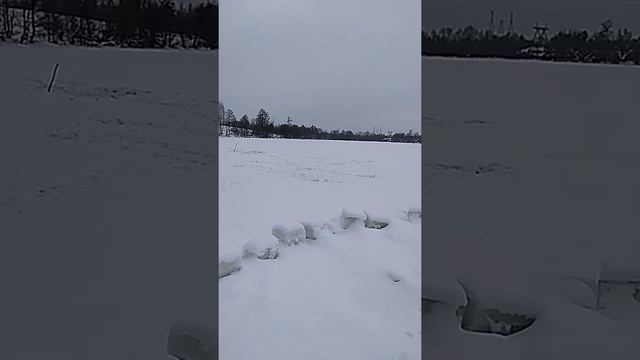 В Озере купель, освещение воды было на Крещение красивые кубы льда. смотреть онлайн