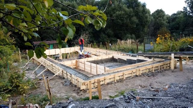 Столбчато-ленточный фундамент на участке с уклоном смотреть онлайн