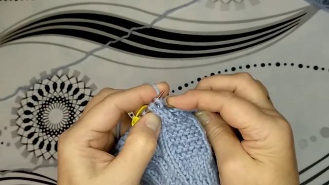 Вяжем женскую шапку, красивым узором. смотреть онлайн