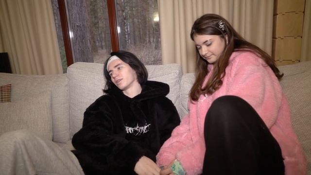 Лиза Найс и Леон СТАЛИ РОДИТЕЛЯМИ? - Потерялся в лесу смотреть онлайн