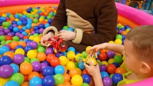 Маленькая Вера - Дядя Федор и Медведь ищут подарки в бассейне с шариками - Гуджитсу и Петроникс