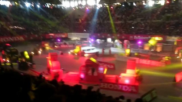 Рев трибун на соревновании по триалу. Барселона.