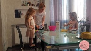 Ева и Лиза пекут пасхи с мамой! Eva and Liza bake Easter cakes with mommy