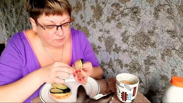 мукбанг/чизбургер по русски ???/обжор и разговоры на камеру/Mukbang