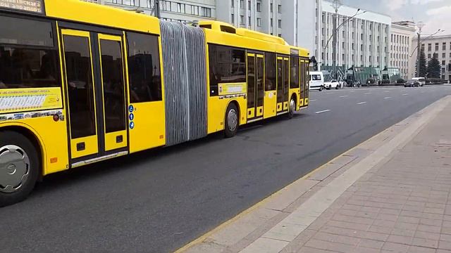 Автобусы МАЗ-215 и МАЗ-107 отправляются с остановки Площадь Независимости (13 июня 2019 года) смотреть онлайн