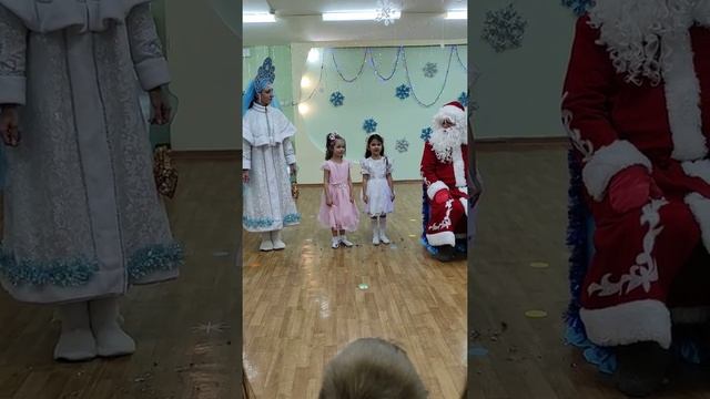 Я на празднике читаю стих "Снежинки" смотреть онлайн