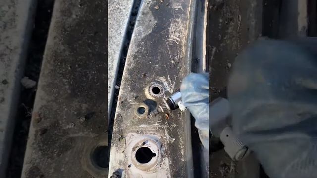 Снятие форсунок омывателя ГАЗ 21 смотреть онлайн