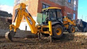 Экскаватор погрузчик JCB 3CX выбирается из ямы!