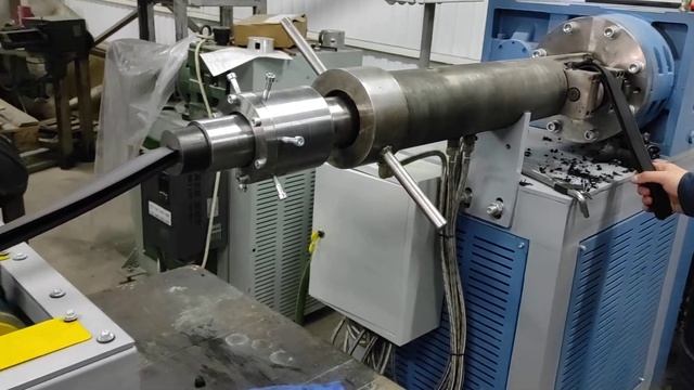 Инженеры пускают линию экструзии резинового профиля разработанную ООО КОМЕД в г. Волжском смотреть онлайн