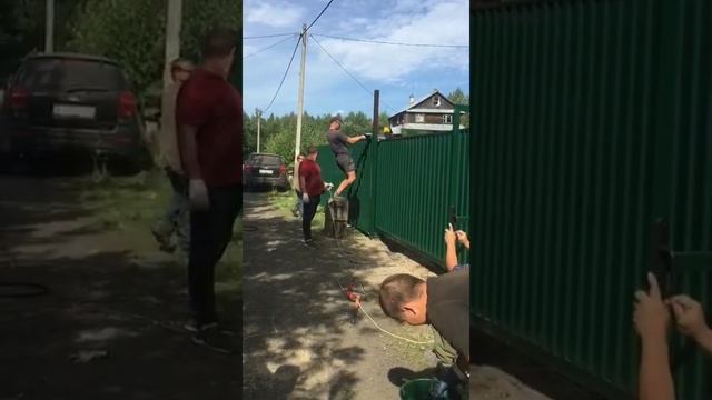 Забор комбинированный, зеленый профнастил и 3D гиттер смотреть онлайн