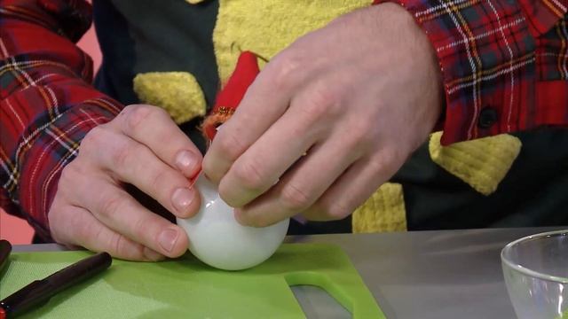 Снеговик своими руками - Новогодние поделки - Мастерская с Каркушей - С добрым утром, малыши! смотреть онлайн