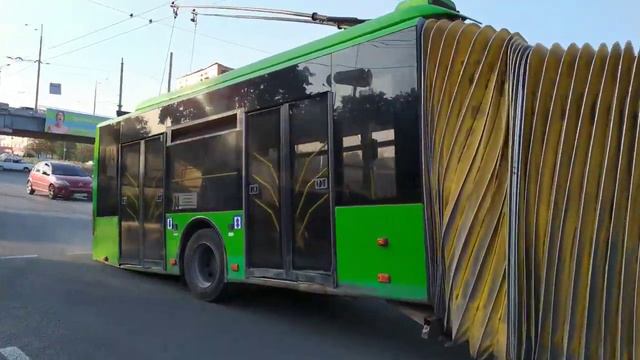 Сломанный тролейбус едет царапая асфальт смотреть онлайн