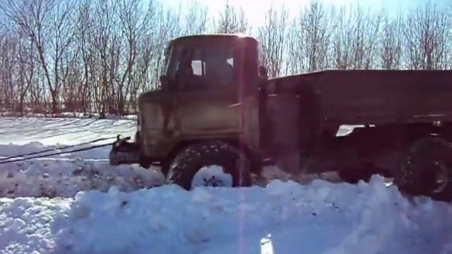Гусеничный трактор ДТ- 75 не смог вытянуть газ 66 пока не расчистили снег!!! смотреть онлайн