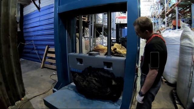 [Отходы шин] Измельчение рулона резины на гильотине ГГР-1400 смотреть онлайн