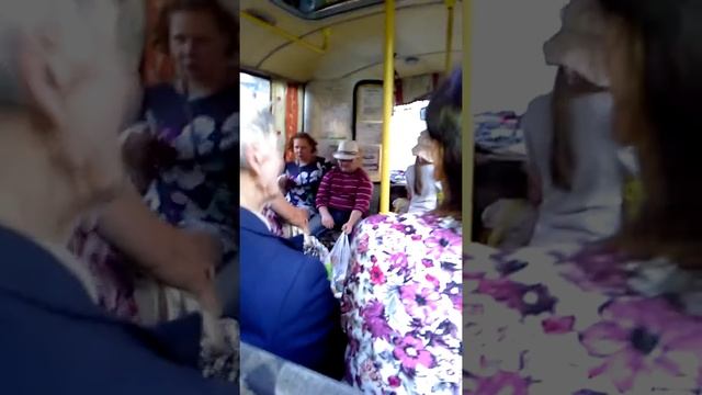 Белгород. Пьяная женщина клеетмя к незнакомцу в маршрутке. смотреть онлайн