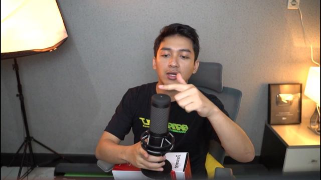 Unboxing Microphone HyperX Quadcast S Indonesia смотреть онлайн