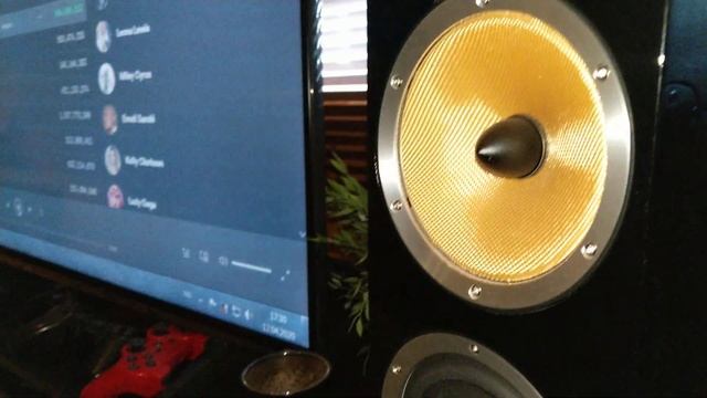 B&W CM8 playing Adele смотреть онлайн