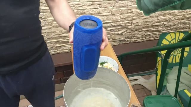 JBL колонка тест на водонепроницаемость смотреть онлайн