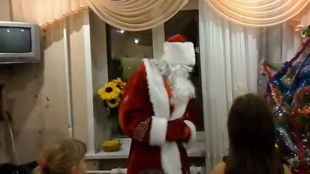 дед мороз к нам прилетел в окно!!!.avi