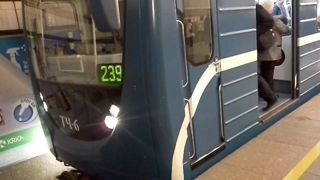 Электропоезд 81-717 номерной 239 прибывает на ст.метро Чёрная речка смотреть онлайн