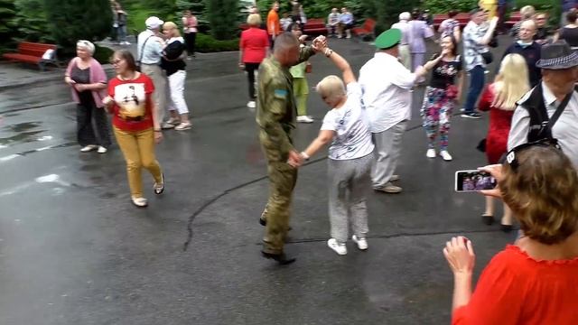 ? И МЕСТА Я НЕ НАХОДИЛ,РАССВЕТ ВСТРЕЧАЯ НЕ С ТОБОЙ!!!!.???ТАНЦЫ В ПАРКЕ ГОРЬКОГО !!!!ХАРЬКОВ!!! смотреть онлайн