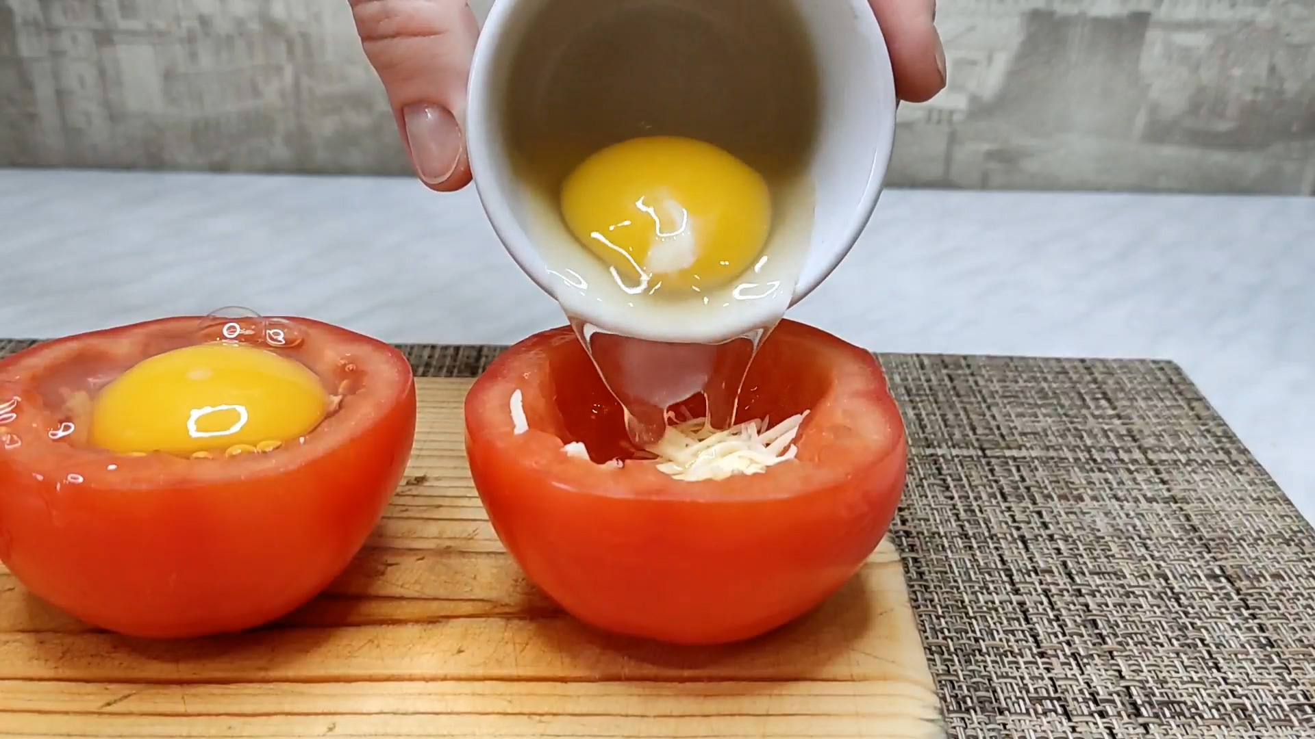 Просто вылейте яйцо в помидор и все будут в восторге