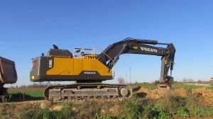 Volvo EC480E loading truck