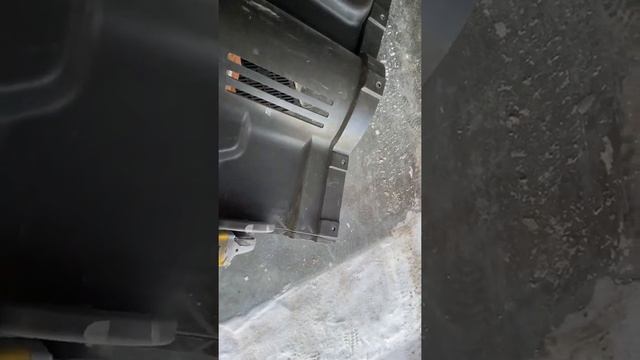 Газель Некст ЦМФ 7 мест , модернизирую/ отпиливаю кусочек люка в грузовой отсек , не снимается смотреть онлайн