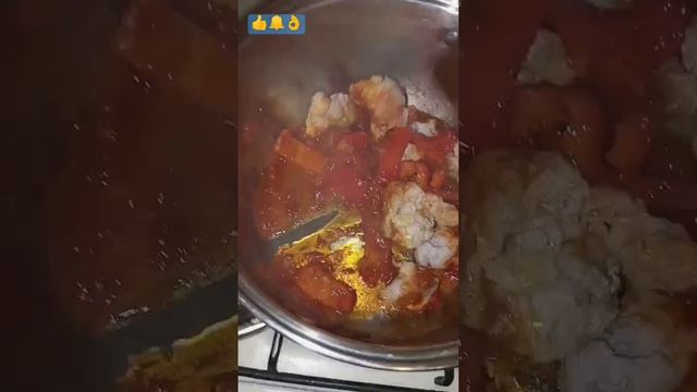 Томатный суп со свининой и красной болгарским перцем.