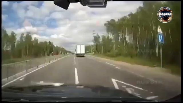 Расплющило между грузовиками: крупное ДТП в Ярославской области смотреть онлайн