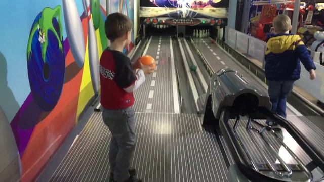 День Рождения в "Ігроленді".Skymall.5 лет. Витюша выиграл сертификат на все аттракционы)). Боулинг. смотреть онлайн