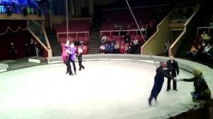 Позор Снял юбку жены в цирке