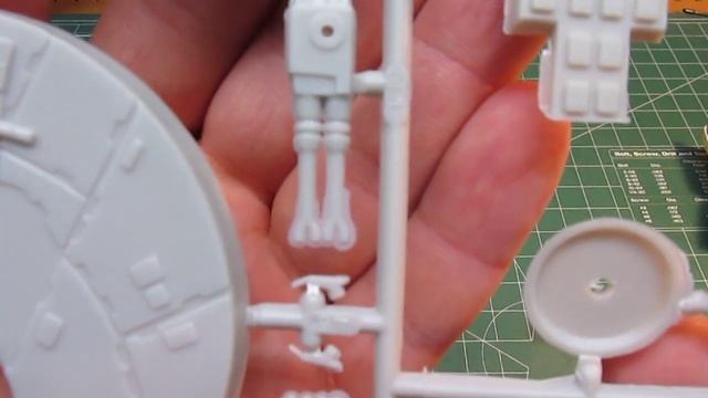 AMT Ertl Star Wars Millennium Falcon Model Kit Open Box Review смотреть онлайн