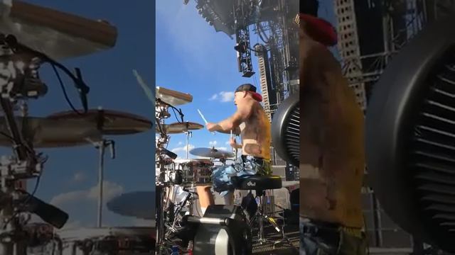 Blink 182 ( Travis Barker ) - Live Drum Set On Download Festival 2017 смотреть онлайн