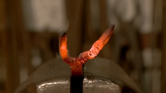 Blacksmith - Making Ramshead Poker.mov смотреть онлайн