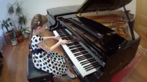 Девочка играет на рояле