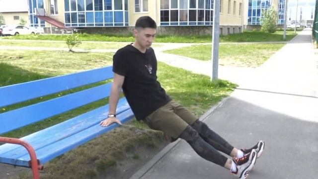Югорский тренер показал, как начать отжиматься на брусьях смотреть онлайн