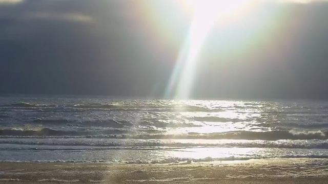 Солнечные лучи купаются в море ... смотреть онлайн