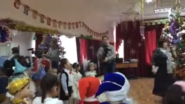 Новогодняя песня на утреннике у Дамели смотреть онлайн
