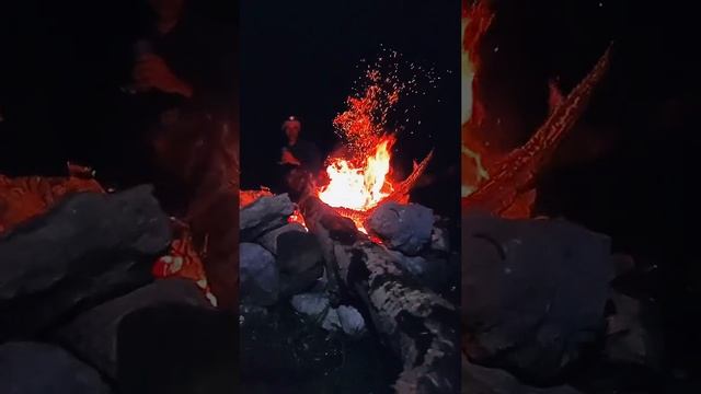 Посиделки у костра в горах с палатками. Джалал-Абадская обл., Кыргызстан. смотреть онлайн