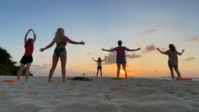 Йога на рассвете. Практикуем на Мальдивах. смотреть онлайн