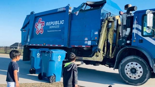 Garbage truck side load blue - kids hunting the pickup route смотреть онлайн