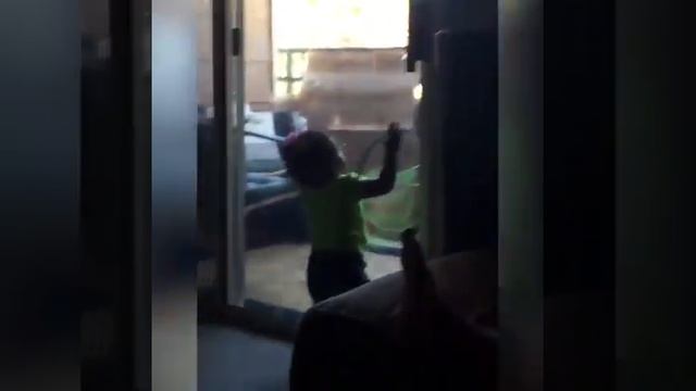 Babies running into glass - funny compilation смотреть онлайн