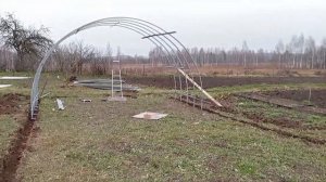 Устанавливаю большую теплицу.