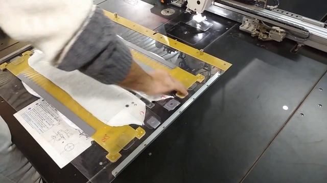 Шаблонный автомат. Заготовка отстёгиваемого капюшона с клапаном, замком и стойкой, в один приём. смотреть онлайн