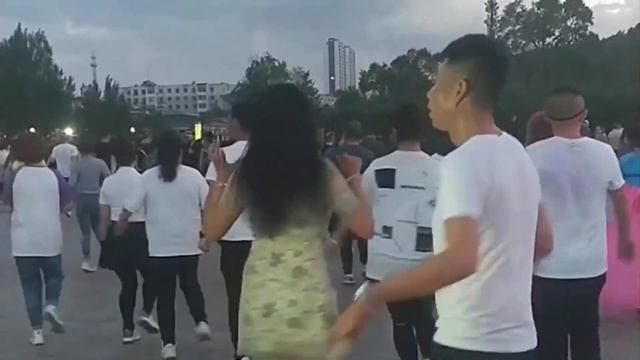 Beautiful sunset at Jilin Beishan People's Square! Dandan and Residents are doing a gymnastics danc смотреть онлайн