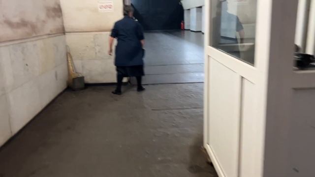 Тбилиси. Станция метро «300 арагвинцев». Спуск по эскалатору. Ошибаюсь с направлением! смотреть онлайн